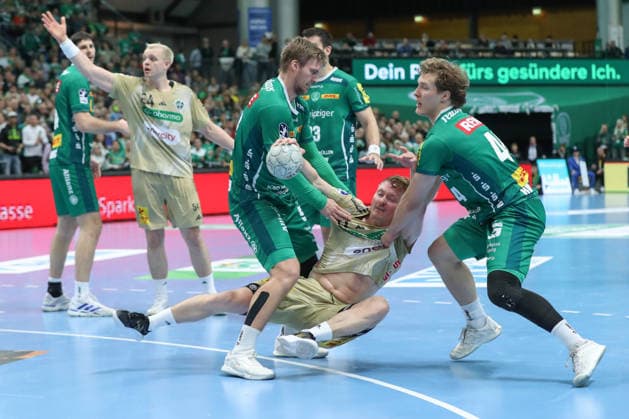 30.11.2025, xtgx, Handball, Daikin HBL, SC DHfK Leipzig - TSV Hannover Burgdorf v.l. Franz Semper (Leipzig, 32), August Baskar Pedersen (Hannover, 17), Blaer Hinriksson (Leipzig, 44) Zweikampf, Duell, Kampf, tackle Leipzig