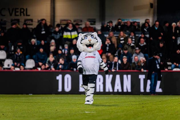 Manni wird als neues Maskottchen des SC Verl vorgestellt GER, SC Verl vs. VfL Osnabrueck, Fussball, 3. Liga, 16. Spieltag, Spielzeit 2025 2026, 30.11.2025 DFL Regulations prohibit any use of photographers as image sequences and or quasi-video. GER, SC Verl vs. VfL Osnabrueck, Fussball, 3. Liga, 16. Spieltag, Spielzeit 2025 2026, 30.11.2025 Verl Copyright: xEibner-Pressefoto JanxRollingerx EP_JSK