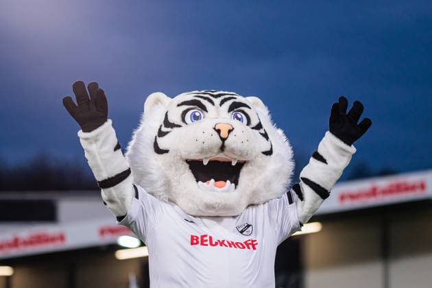 Manni wird als neues Maskottchen des SC Verl vorgestellt GER, SC Verl vs. VfL Osnabrueck, Fussball, 3. Liga, 16. Spieltag, Spielzeit 2025 2026, 30.11.2025 DFL Regulations prohibit any use of photographers as image sequences and or quasi-video. GER, SC Verl vs. VfL Osnabrueck, Fussball, 3. Liga, 16. Spieltag, Spielzeit 2025 2026, 30.11.2025 Verl Copyright: xEibner-Pressefoto JanxRollingerx EP_JSK