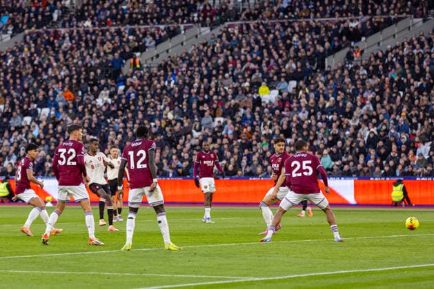 Football - FA Premier League - West Ham United FC v Liverpool FC LONDON, ENGLAND - Sunday, November 30, 2025: Liverpool s Alexander Isak scores the first goal during the FA Premier League match between West Ham United FC and Liverpool FC at the London Stadium. (Photo by David Rawcliffe Propaganda) LONDON London Stadium GREATER LONDON ENGLAND  Copyright: xDavidxRawcliffex P2025-11-30-West_Ham_Liverpool-93