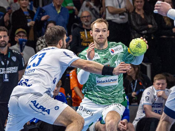 Handball, Herren, Saison 2025 2026, DAIKIN Handball-Bundesliga (14. Spieltag), Füchse Berlin - TBV Lemgo, v.l. Tim Suton (Lemgo), Mathias Gidsel (Füchse Berlin), 30.11.2025, Copyright: xSebastianxRäppold MatthiasxKochx