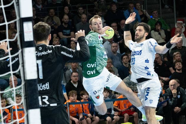 30.11.2025, xlakx, Handball Daikin HBL, Fuechse Berlin - TBV Lemgo Lippe v.l. Constantin Moestl (TBV Lemgo Lippe), Mathias Gidsel (Fuechse Berlin), Tim Suton (TBV Lemgo Lippe) wirft Tor, Torschuetze, erzielt Tor, Treffer, scores the goal Berlin