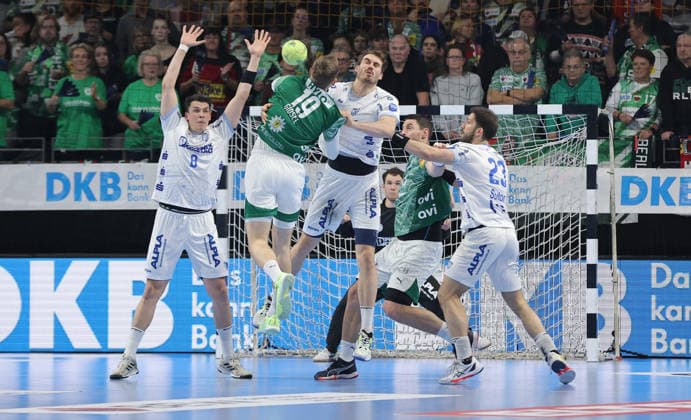 Mathias Gidsel erzielt ein Tor gegen Tim Suton Zweikampf Spielszene Aktion Handball HBL Bundesliga Herren 14. Spieltag Saison 2025 2026 30.11.2025 Füchse Berlin vs TBV Lemgo Lippe