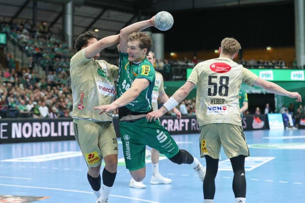 30.11.2025, xtgx, Handball, Daikin HBL, SC DHfK Leipzig - TSV Hannover Burgdorf v.l. Blaer Hinriksson (Leipzig, 44) wirft Tor, Torschuetze, erzielt Tor, Treffer, scores the goal Leipzig