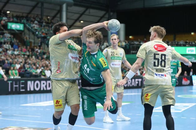 30.11.2025, xtgx, Handball, Daikin HBL, SC DHfK Leipzig - TSV Hannover Burgdorf v.l. Blaer Hinriksson (Leipzig, 44) wirft Tor, Torschuetze, erzielt Tor, Treffer, scores the goal Leipzig