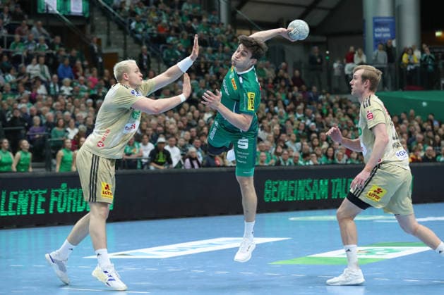 30.11.2025, xtgx, Handball, Daikin HBL, SC DHfK Leipzig - TSV Hannover Burgdorf v.l. Matej Klima (Leipzig, 13) wirft Tor, Torschuetze, erzielt Tor, Treffer, scores the goal Leipzig
