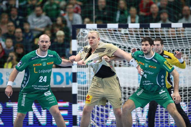 30.11.2025, xtgx, Handball, Daikin HBL, SC DHfK Leipzig - TSV Hannover Burgdorf v.l. Moritz Preuss (Leipzig, 24), Justus Fischer (Hannover, 54), Marko Mamic (Leipzig, 14) Zweikampf, Duell, Kampf, tackle Leipzig
