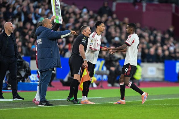 West Ham United v Liverpool Premier League 30 11 2025. Liverpool forward Hugo Ekitike (22) comes on for Liverpool forward Alexander Isak (9) during the Premier League match between West Ham United and Liverpool at the London Stadium, London, England on 30 November 2025. London London Stadium England Editorial use only DataCo restrictions apply See www.football-dataco.com , Copyright: xSimonxTraylenx PSI-23312-0065