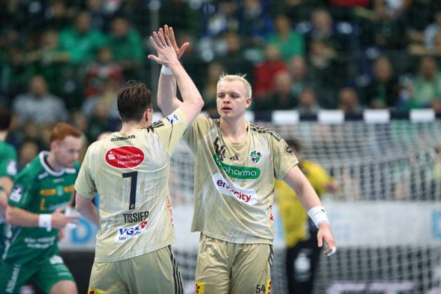 30.11.2025, xtgx, Handball, Daikin HBL, SC DHfK Leipzig - TSV Hannover Burgdorf v.l. Leif Tissier (Hannover, 7), Justus Fischer (Hannover, 54) Jubel, Torjubel, jubelt ueber das Tor, celebrate the goal, celebration Leipzig