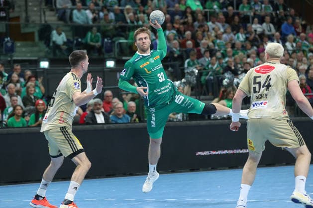 30.11.2025, xtgx, Handball, Daikin HBL, SC DHfK Leipzig - TSV Hannover Burgdorf v.l. Franz Semper (Leipzig, 32) wirft Tor, Torschuetze, erzielt Tor, Treffer, scores the goal Leipzig