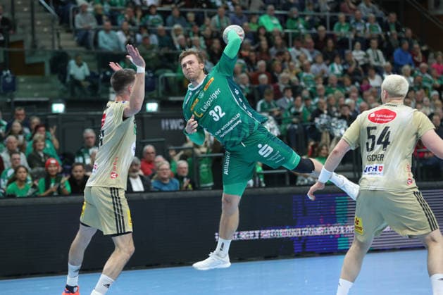 30.11.2025, xtgx, Handball, Daikin HBL, SC DHfK Leipzig - TSV Hannover Burgdorf v.l. Franz Semper (Leipzig, 32) wirft Tor, Torschuetze, erzielt Tor, Treffer, scores the goal Leipzig