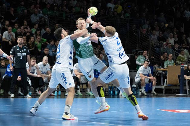 30.11.2025, xlakx, Handball Daikin HBL, Fuechse Berlin - TBV Lemgo Lippe v.l. Tim Suton (TBV Lemgo Lippe), Mathias Gidsel (Fuechse Berlin), Lukas Hutecek (TBV Lemgo Lippe) Zweikampf, Duell, Kampf, tackle Berlin