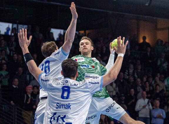 Handball, Herren, Saison 2025 2026, DAIKIN Handball-Bundesliga (14. Spieltag), Füchse Berlin - TBV Lemgo, v.l. Hendrik Wagner (Lemgo), Frederik Simak (Lemgo), Mathias Gidsel (Füchse Berlin), 30.11.2025, Copyright: xSebastianxRäppold MatthiasxKochx