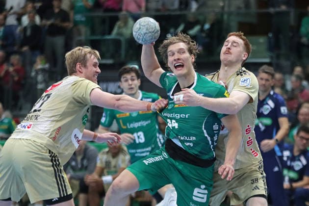 Handball DAIKIN HBL, SC DHfK Leipzig - TSV Hannover-Burgdorf; 30.11.2025 Blaer Hinriksson (44, SC DHfK Leipzig) in der Zange von Marian Michalczik (22, Hannover-Burgdorf) und Lukas Stutzke (39, Hannover-Burgdorf). Handball, DAIKIN HBL, 1. Bundesliga, Saison 2025 2026, 14. Spieltag: SC DHfK Leipzig vs. TSV Hannover-Burgdorf am 30.11.2025 in der Quarterback Immobilien Arena Leipzig. Copyright: xBEAUTIFULxSPORTS JanxKaeferx