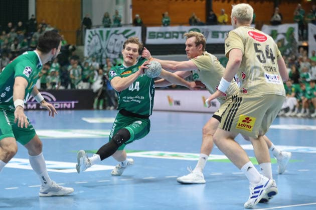 Handball DAIKIN HBL, SC DHfK Leipzig - TSV Hannover-Burgdorf; 30.11.2025 Blaer Hinriksson (44, SC DHfK Leipzig) gegen Marian Michalczik (22, Hannover-Burgdorf). Handball, DAIKIN HBL, 1. Bundesliga, Saison 2025 2026, 14. Spieltag: SC DHfK Leipzig vs. TSV Hannover-Burgdorf am 30.11.2025 in der Quarterback Immobilien Arena Leipzig. Copyright: xBEAUTIFULxSPORTS JanxKaeferx