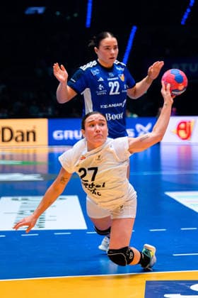 Handball, Frauen WM, Gruppe G: Schweden - Uruguay Elin Rosa Magnusdottir (Island), Paula Eastman Ruegger (Uruguay) Stuttgart Porsche Arena Baden-Württemberg Deutschland