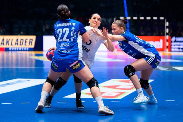 Handball, Frauen WM, Gruppe G: Schweden - Uruguay v.li. Elin Rosa Magnusdottir (Island), Viviana Ferrari Lorence (Uruguay), Dana Gudmundsdottir (Island) Stuttgart Porsche Arena Baden-Württemberg Deutschland