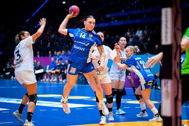 Handball, Frauen WM, Gruppe G: Schweden - Uruguay v.li. Sabrina Grieco Vigna (Uruguay), Elisa Eliasdottir (Island) Stuttgart Porsche Arena Baden-Württemberg Deutschland