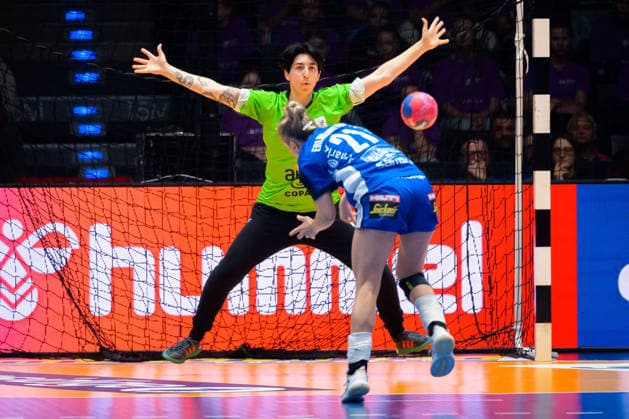 Handball, Frauen WM, Gruppe G: Schweden - Uruguay Viviana Hergatacorzian Kehyaian (Uruguay), Sandra Erlingsdottir (Island) Stuttgart Porsche Arena Baden-Württemberg Deutschland