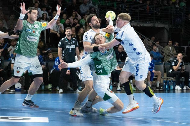 30.11.2025, xlakx, Handball Daikin HBL, Fuechse Berlin - TBV Lemgo Lippe v.l. Mijajlo Marsenic (Fuechse Berlin), Tim Suton (TBV Lemgo Lippe), Mathias Gidsel (Fuechse Berlin), Lukas Hutecek (TBV Lemgo Lippe) Zweikampf, Duell, Kampf, tackle Berlin