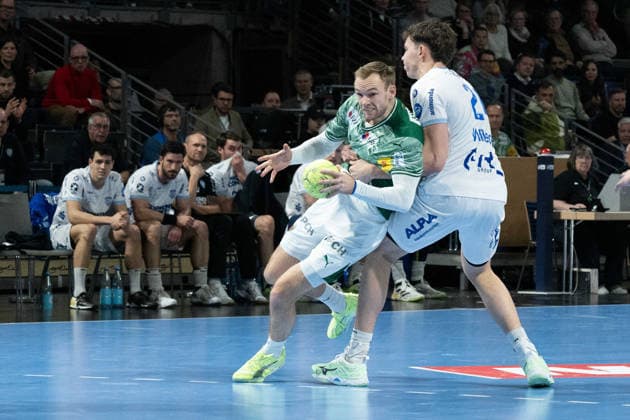 30.11.2025, xlakx, Handball Daikin HBL, Fuechse Berlin - TBV Lemgo Lippe v.l. Mathias Gidsel (Fuechse Berlin), Joel Willecke (TBV Lemgo Lippe) Zweikampf, Duell, Kampf, tackle Berlin