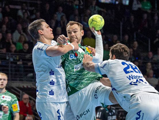 Handball, Herren, Saison 2025 2026, DAIKIN Handball-Bundesliga (14. Spieltag), Füchse Berlin - TBV Lemgo, v.l. Frederik Simak (Lemgo), Mathias Gidsel (Füchse Berlin), Hendrik Wagner (Lemgo), 30.11.2025, Copyright: xSebastianxRäppold MatthiasxKochx