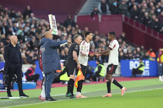 30th November 2025; London Stadium, London, England; Premier League Football, West Ham United versus Liverpool; Alexander Isak of Liverpool is substituted and replaced by Hugo Ekitike  KatiexChan