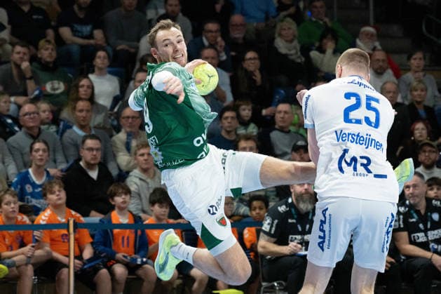 30.11.2025, xlakx, Handball Daikin HBL, Fuechse Berlin - TBV Lemgo Lippe v.l. Mathias Gidsel (Fuechse Berlin), Niels Versteijnen (TBV Lemgo Lippe) setzt zum Sprungwurf an Berlin