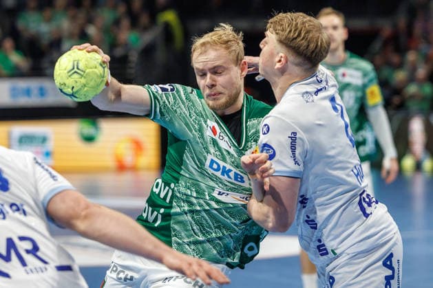 Handball: Bundesliga, Füchse Berlin - TBV Lemgo Lippe, 14. Spieltag, Max-Schmeling-Halle. Matthes Langhoff (Füchse Berlin) kaempft mit Lukas Hutecek um den Ball. Füchse Berlin - TBV Lemgo Lippe