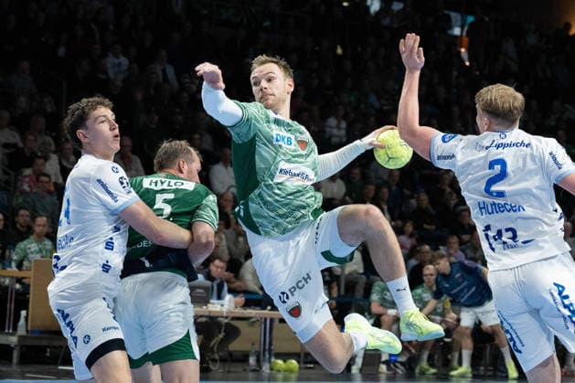 30.11.2025, xlakx, Handball Daikin HBL, Fuechse Berlin - TBV Lemgo Lippe v.l. Mathias Gidsel (Fuechse Berlin), Lukas Hutecek (TBV Lemgo Lippe) setzt zum Sprungwurf an Berlin