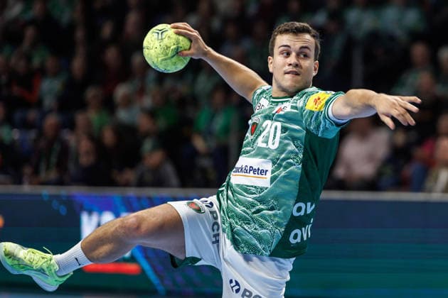Handball: Bundesliga, Füchse Berlin - TBV Lemgo Lippe, 14. Spieltag, Max-Schmeling-Halle. Tim Freihöfer (Füchse Berlin) wirft den Ball auf das Tor. Füchse Berlin - TBV Lemgo Lippe