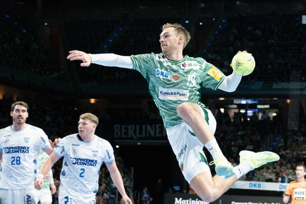 30.11.2025, xlakx, Handball Daikin HBL, Fuechse Berlin - TBV Lemgo Lippe v.l. Mathias Gidsel (Fuechse Berlin) setzt zum Sprungwurf an Berlin