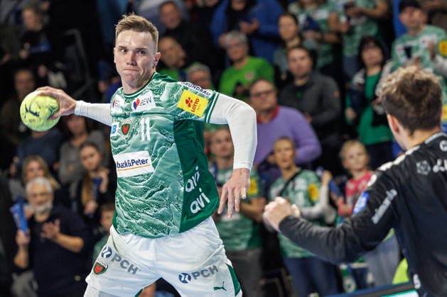 Handball: Bundesliga, Füchse Berlin - TBV Lemgo Lippe, 14. Spieltag, Max-Schmeling-Halle. Lasse Andersson (Füchse Berlin) wirft den Ball auf das Tor. Füchse Berlin - TBV Lemgo Lippe