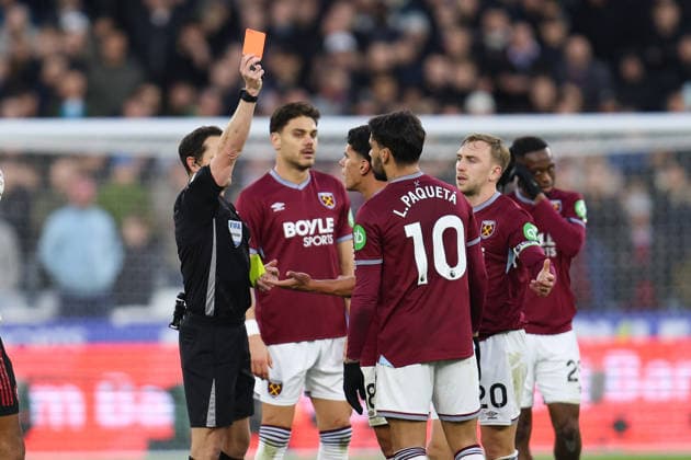 Match referee Darren England shows Lucas Paqueta of West Ham United the red card during the Premier League match between West Ham United and Liverpool at London Stadium in London, England (Photo by Alexander Canillas Sports Press Photo) Copyright: xAlexanderxCanillas SPPx Sportspressphoto_SPR67892