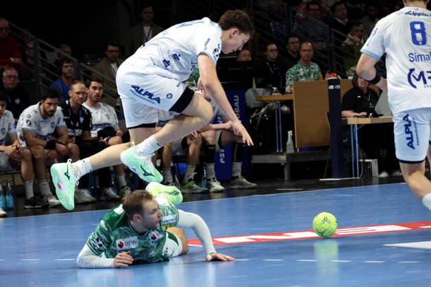 DEU, DHB, 1.HBL, Fuechse Berlin vs. TBV Lemgo Lippe , 30.11.2025, Max-Schmeling-Halle, Berlin, DEU, DHB, 1.HBL, Fuechse Berlin vs. TBV Lemgo Lippe , im Bild Mathias Gidsel (Fuechse Berlin 19), Joel Willecke(Lemgo 24)
