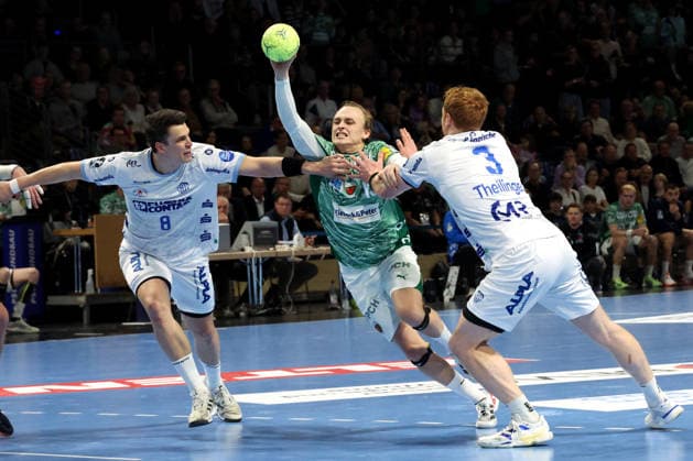 DEU, DHB, 1.HBL, Fuechse Berlin vs. TBV Lemgo Lippe , 30.11.2025, Max-Schmeling-Halle, Berlin, DEU, DHB, 1.HBL, Fuechse Berlin vs. TBV Lemgo Lippe , im Bild Tobias Grondahl (Fuechse Berlin 15), Frederik Simak (Lemgo 8), Nicolai Theilinger (Lemgo 3)