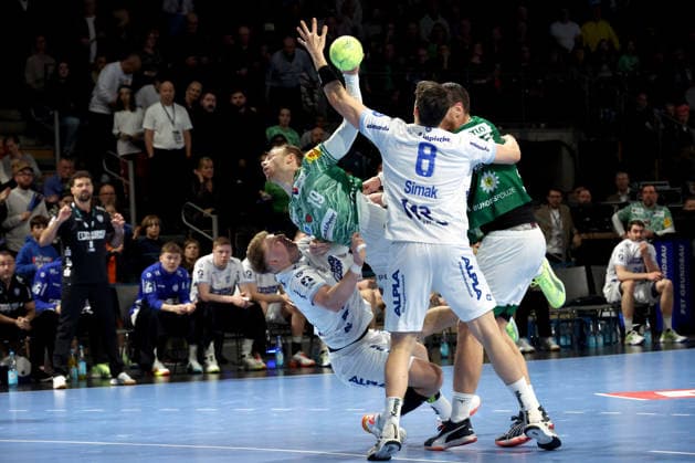 DEU, DHB, 1.HBL, Fuechse Berlin vs. TBV Lemgo Lippe , 30.11.2025, Max-Schmeling-Halle, Berlin, DEU, DHB, 1.HBL, Fuechse Berlin vs. TBV Lemgo Lippe , im Bild Mathias Gidsel (Fuechse Berlin 19), Mijajlo Marsenic (Fuechse Berlin 93), Lukas Hutecek (Lemgo 2), Frederik Simak (Lemgo 8)