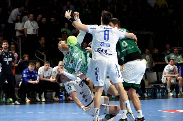 DEU, DHB, 1.HBL, Fuechse Berlin vs. TBV Lemgo Lippe , 30.11.2025, Max-Schmeling-Halle, Berlin, DEU, DHB, 1.HBL, Fuechse Berlin vs. TBV Lemgo Lippe , im Bild Mathias Gidsel (Fuechse Berlin 19), Mijajlo Marsenic (Fuechse Berlin 93), Lukas Hutecek (Lemgo 2), Frederik Simak (Lemgo 8)