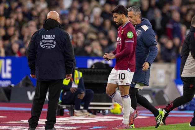 Football - FA Premier League - West Ham United FC v Liverpool FC LONDON, ENGLAND - Sunday, November 30, 2025: West Ham United s Lucas Paqueta protesting after he was shown a red card and sent off after receiving two yellow cards for dissent during the FA Premier League match between West Ham United FC and Liverpool FC at the London Stadium. (Photo by David Rawcliffe Propaganda) LONDON London Stadium GREATER LONDON ENGLAND  Copyright: xDavidxRawcliffex P2025-11-30-West_Ham_Liverpool-111