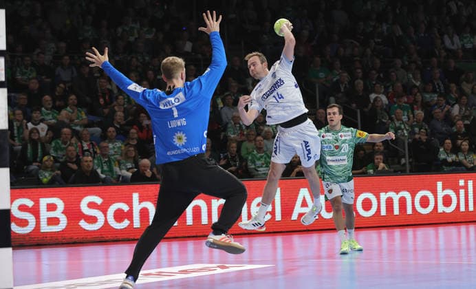 Bobby Schagen erzielt ein Tor gegen Torwart Lasse Ludwig Zweikampf Spielszene Aktion Handball HBL Bundesliga Herren 14. Spieltag Saison 2025 2026 30.11.2025 Füchse Berlin vs TBV Lemgo Lippe