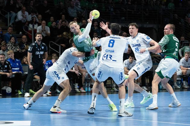 30.11.2025, xlakx, Handball Daikin HBL, Fuechse Berlin - TBV Lemgo Lippe v.l. Mathias Gidsel (Fuechse Berlin), Frederik Simak (TBV Lemgo Lippe), Joel Willecke (TBV Lemgo Lippe), Max Darj (Fuechse Berlin) Zweikampf, Duell, Kampf, tackle Berlin