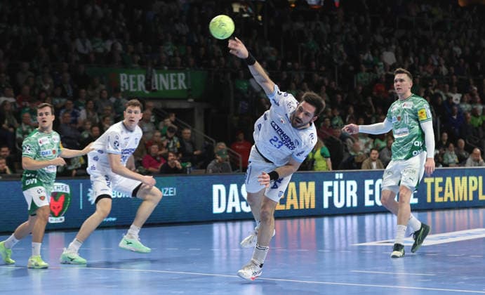 Tim Suton erzielt ein Tor Zweikampf Spielszene Aktion Handball HBL Bundesliga Herren 14. Spieltag Saison 2025 2026 30.11.2025 Füchse Berlin vs TBV Lemgo Lippe
