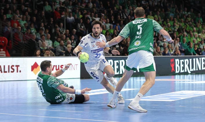 Mijajlo Marsenic, Tim Suton am Ball, Max Darj Zweikampf Spielszene Aktion Handball HBL Bundesliga Herren 14. Spieltag Saison 2025 2026 30.11.2025 Füchse Berlin vs TBV Lemgo Lippe