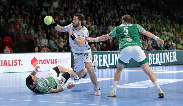 Mijajlo Marsenic, Tim Suton am Ball, Max Darj Zweikampf Spielszene Aktion Handball HBL Bundesliga Herren 14. Spieltag Saison 2025 2026 30.11.2025 Füchse Berlin vs TBV Lemgo Lippe