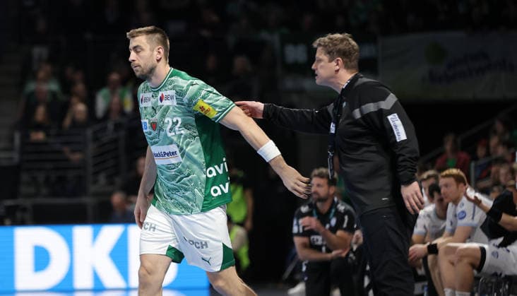 erster Einsatz für Neuzugang Nejc Cehte, Trainer Nicolej Krickau Aktion Oberkörper Handball HBL Bundesliga Herren 14. Spieltag Saison 2025 2026 30.11.2025 Füchse Berlin vs TBV Lemgo Lippe