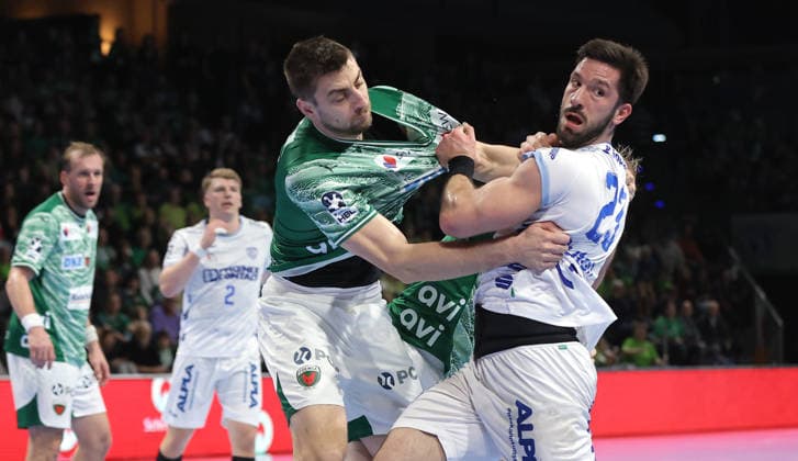 Nejc Cehte im Zweikampf mit Adam Nyfjäll Aktion Spielszene Handball HBL Bundesliga Herren 14. Spieltag Saison 2025 2026 30.11.2025 Füchse Berlin vs TBV Lemgo Lippe