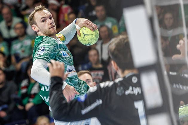 Handball: Bundesliga, Füchse Berlin - TBV Lemgo Lippe, 14. Spieltag, Max-Schmeling-Halle. Mathias Gidsel (Füchse Berlin) wirft den Ball auf das Tor. Füchse Berlin - TBV Lemgo Lippe