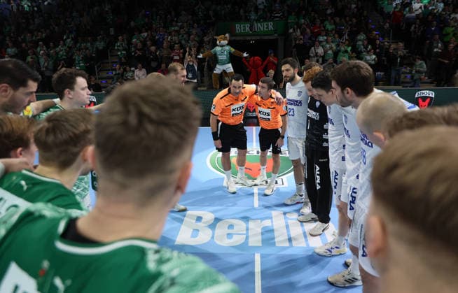 GER HBL Saison 2025 2026 FÜCHSE Berlin vs TBV Lemgo Lippe, 30.11.25, Max-Schmeling-Halle, Berlin, Begrüßung, vor dem Spiel, Schiedsrichter, Mittelkreis, beide Teams
