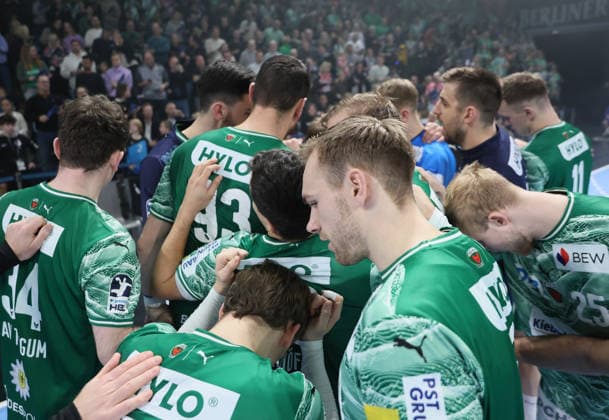 GER HBL Saison 2025 2026 FÜCHSE Berlin vs TBV Lemgo Lippe, 30.11.25, Max-Schmeling-Halle, Berlin, Einschwören, vor dem Spiel, Team FÜCHSE Berlin