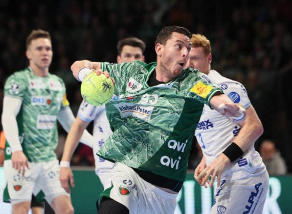 GER HBL Saison 2025 2026 FÜCHSE Berlin vs TBV Lemgo Lippe, 30.11.25, Max-Schmeling-Halle, Berlin, Mijajlo MARSENIC (Füchse Berlin 93) setzt sich am Kreis durch